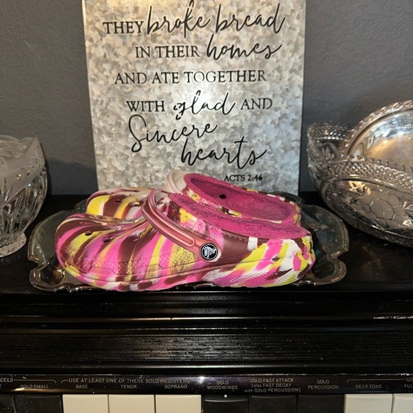 2 Pairs of crocs - Crocs Classic Tie Dye Lined and Yellow Daisy Croc Lined - Picture 2 of 14